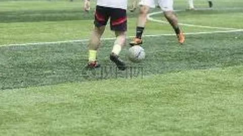 《前知名球员犀利解析：尤里奇与卢克曼冲突争议，教练干预失策，尤里奇失误引热议》