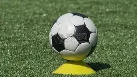 甜蜜预兆？福登携手佳人，珠宝店内寻觅爱情信物